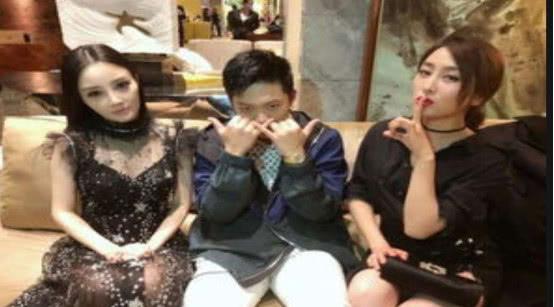 娱乐圈唠嗑吃瓜,揭秘明星幕后故事，一起吃瓜唠嗑！